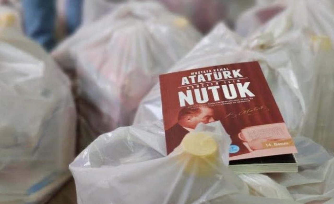 Ülkü Ocakları'nın dağıttığı 'Nutuk' kitabı,  İlçe Milli Eğitim Müdürü tarafından yasaklandı