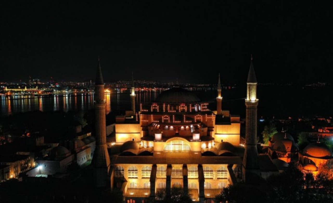 Ayasofya-i Kebir Camii'nde mahya yandı
