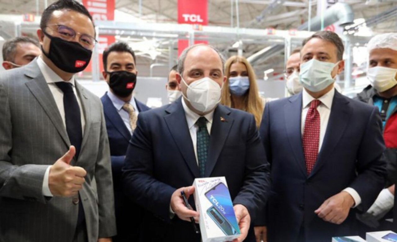 Bakan Varank müjdeyi duyurdu: Bir dev şirket daha Türkiye'de telefon üretimine başladı!