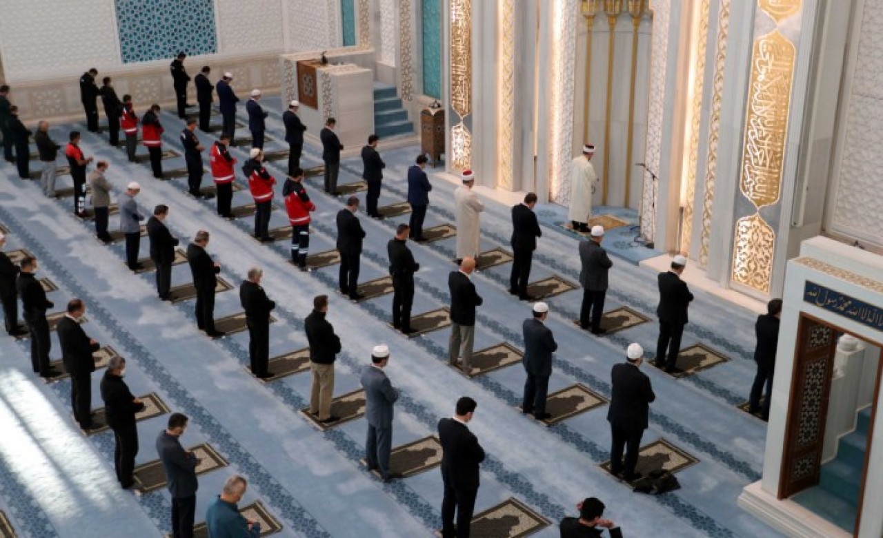 Bayram namazı camilerde kılınacak mı? Diyanet'ten merak edilen soruya yanıt!