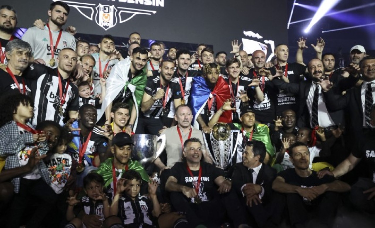 Beşiktaş,  şampiyonluk kupasını aldı: Kutlamalarda büyük panik!