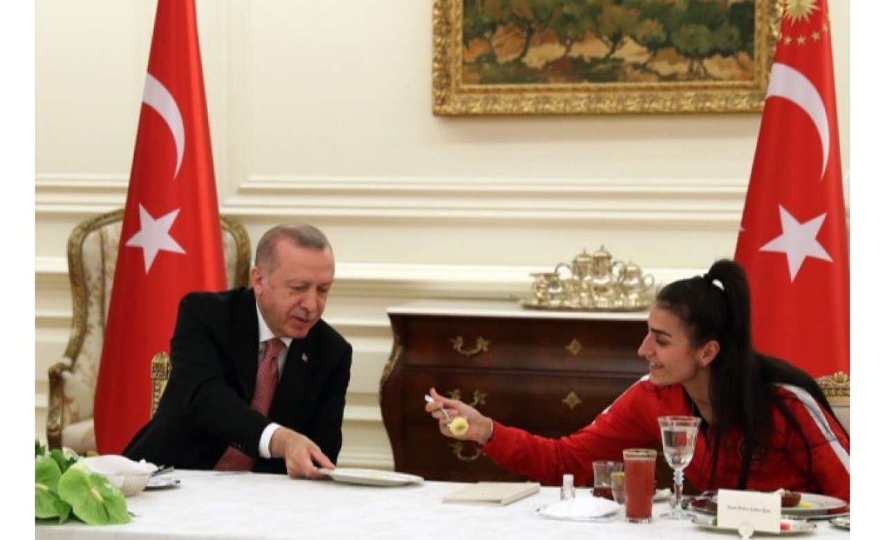 Cumhurbaşkanı Erdoğan milli sporcularla iftarda buluştu