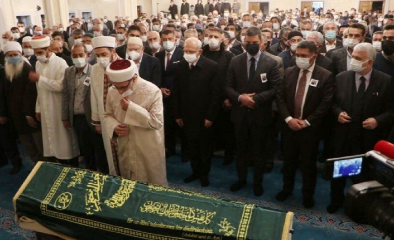 Eski devlet bakanı Cemil Erhan'ın cenaze töreninde tepki çeken görüntü