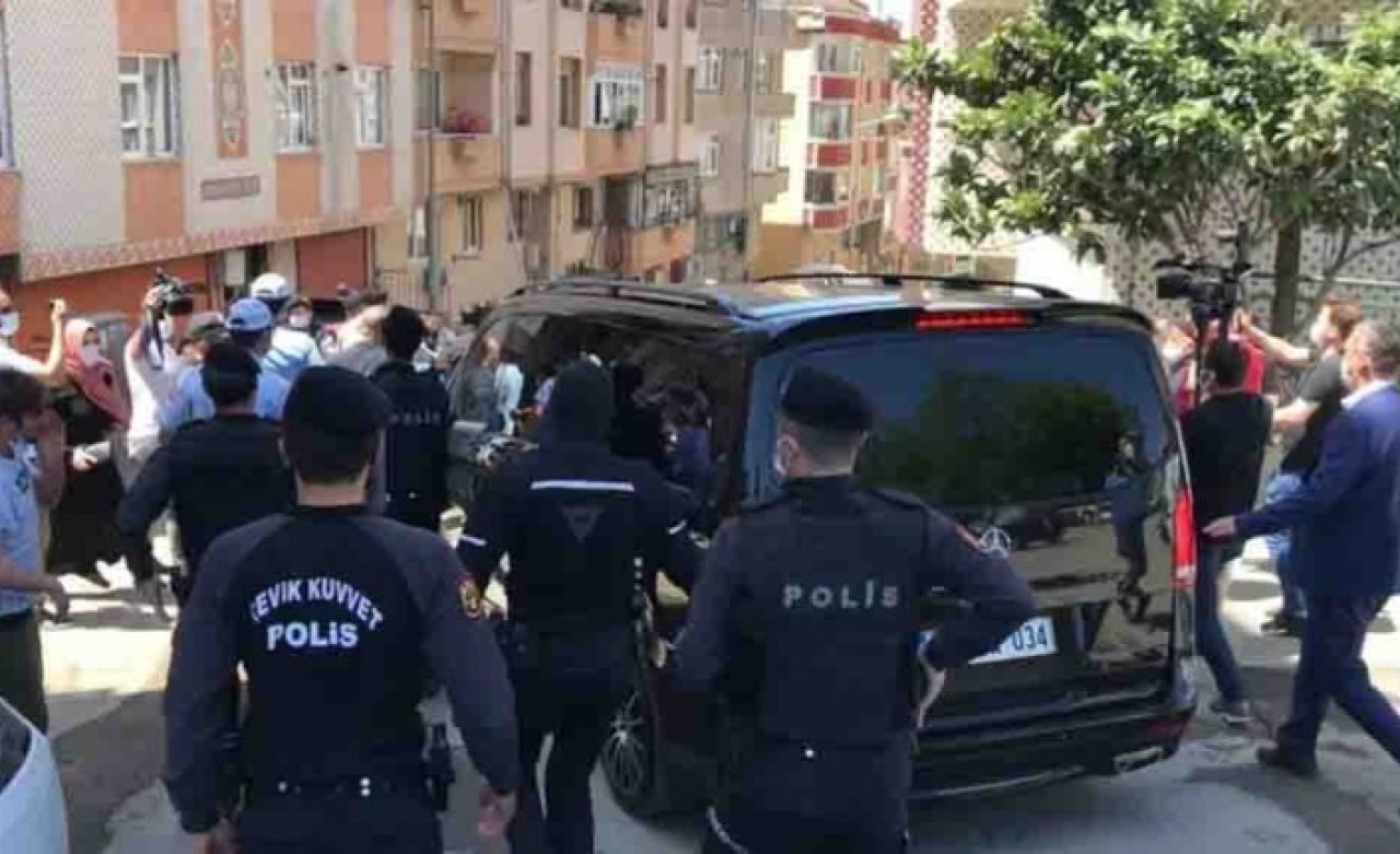 Eyüpsultan Kentsel Dönüşüm Temel Atma Töreni'nde İBB Başkanı İmamoğlu'na tepki: Bir kadın yaralandı