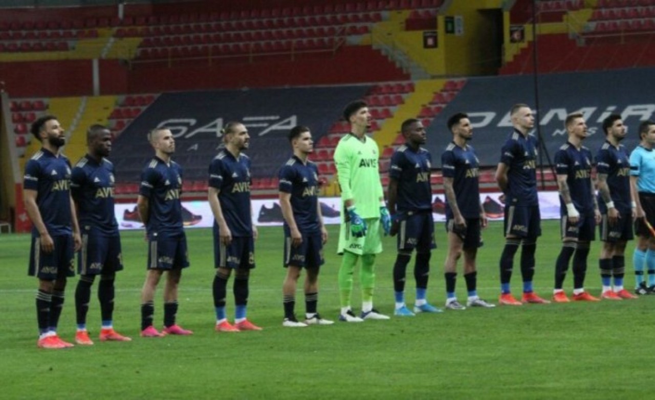 Fenerbahçe'de deprem: 13 futbolcuyla yollar ayrılıyor!