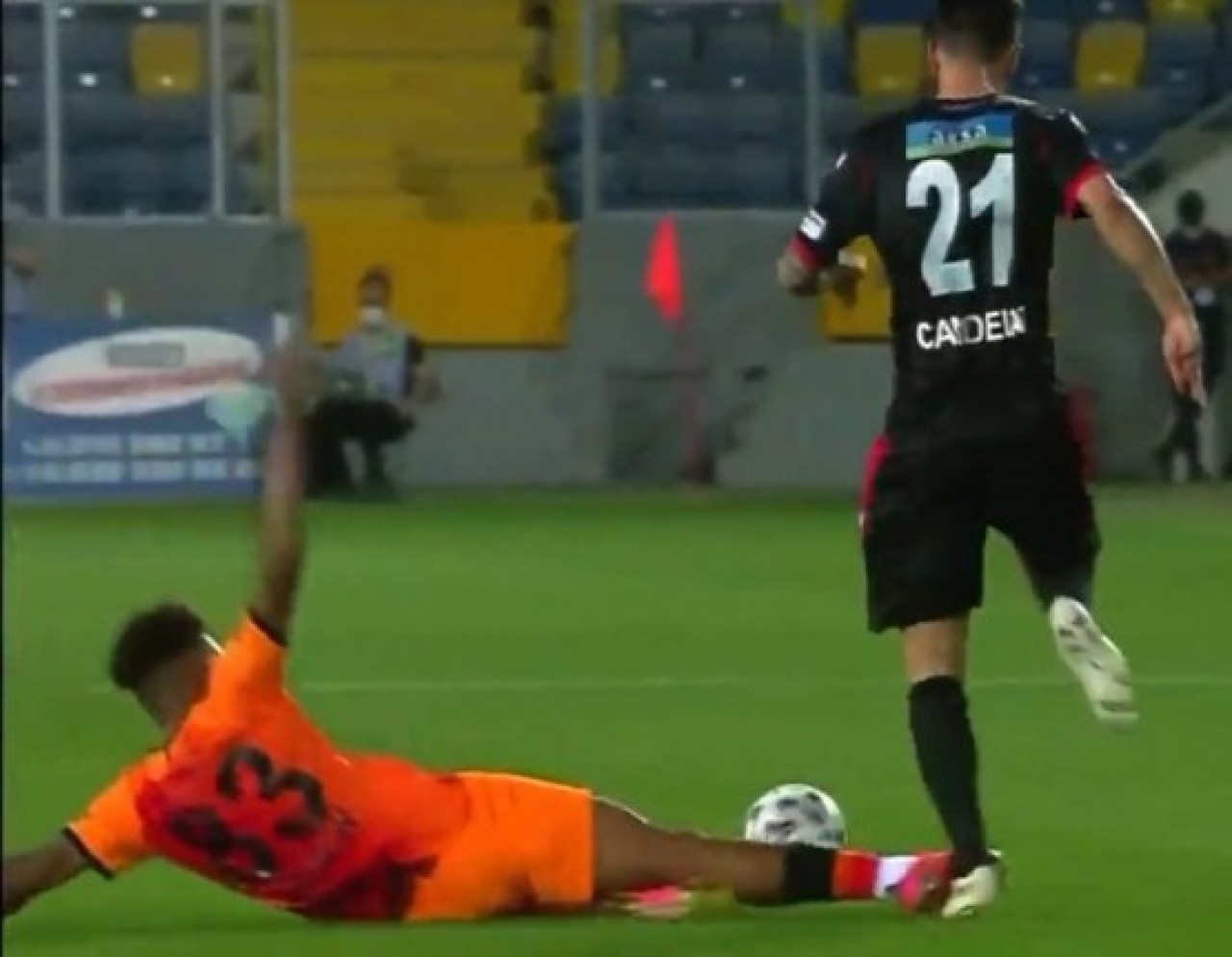 Galatasaraylı Fernandes sarı kart gördü: Gençlerbirliği maçında tartışmalı karar