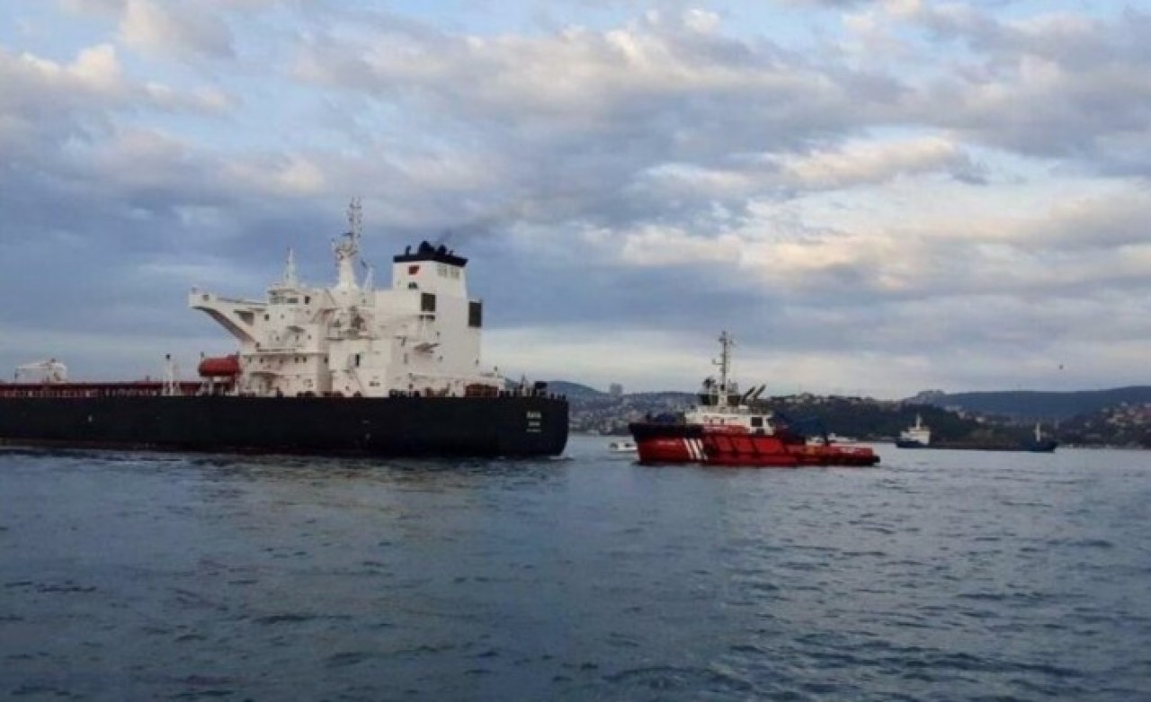 İstanbul Boğazı çift taraflı kapatıldı: Ham petrol taşıyan tanker tehlikesi