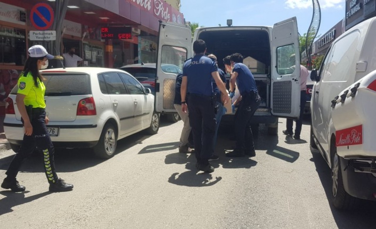 İzmir'de dehşet: Bıçakladığı annesinin sevgilisini ve market sahibini öldürdü 