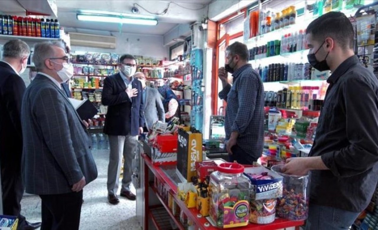 İzmir'de MÜSİAD üyeleri,  vatandaşların bakkal borçlarını üstlendi