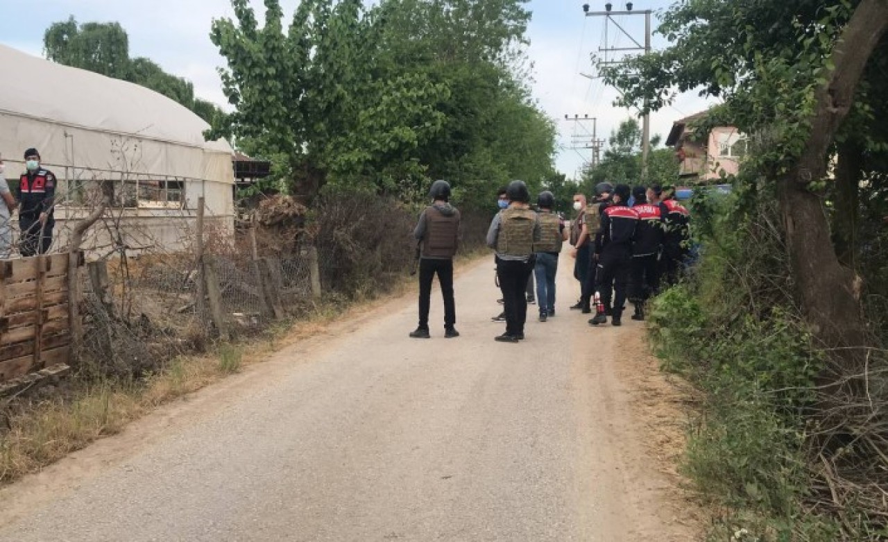 İzmit'te ailesini rehin alan Edip Bayram,  babasını vurdu: Ali Bayram öldü,  3 jandarma yaralı