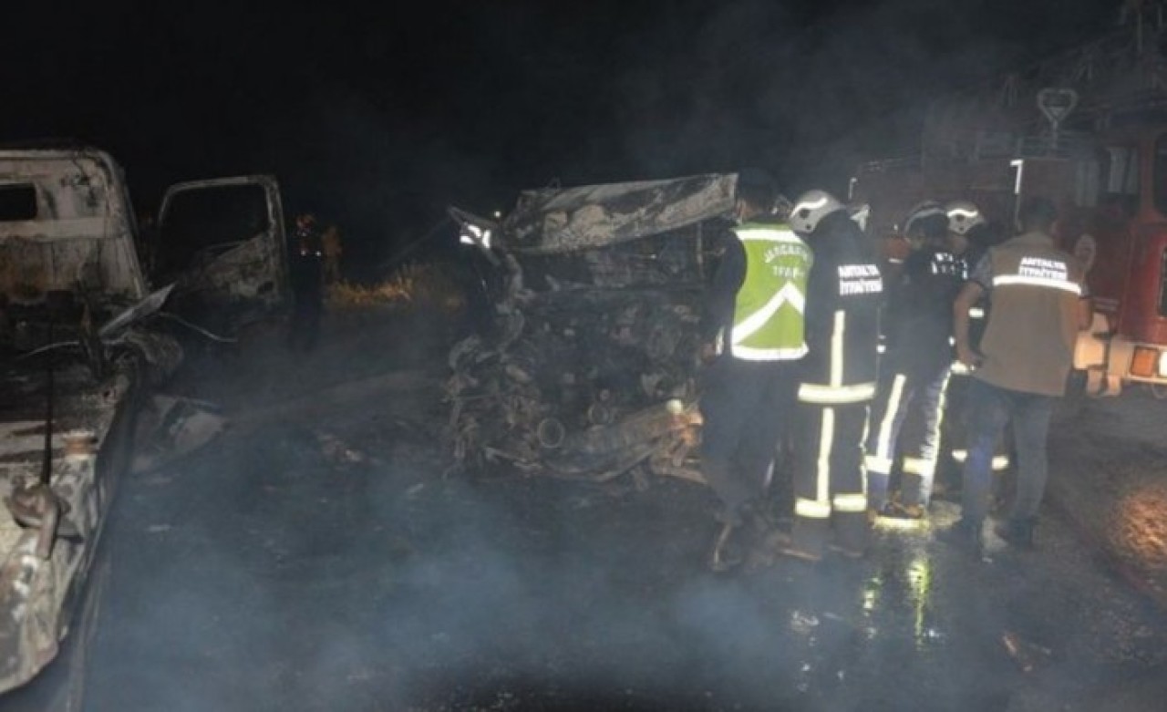 Korkuteli'nde kaza yapan araç yandı: Sabri Kavuk ve İsa İşlek öldü