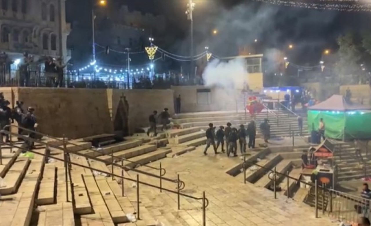 Kudüs'te barbarlık bitmiyor: İsrail polisi Filistinlilere ses bombası attı