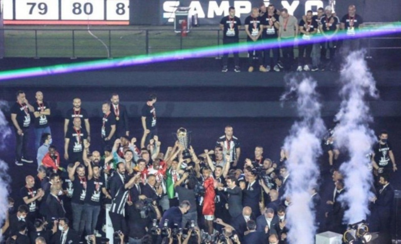 Kutlamalarda arka planda kalan Sergen Yalçın'ın ekibinden olay gönderme