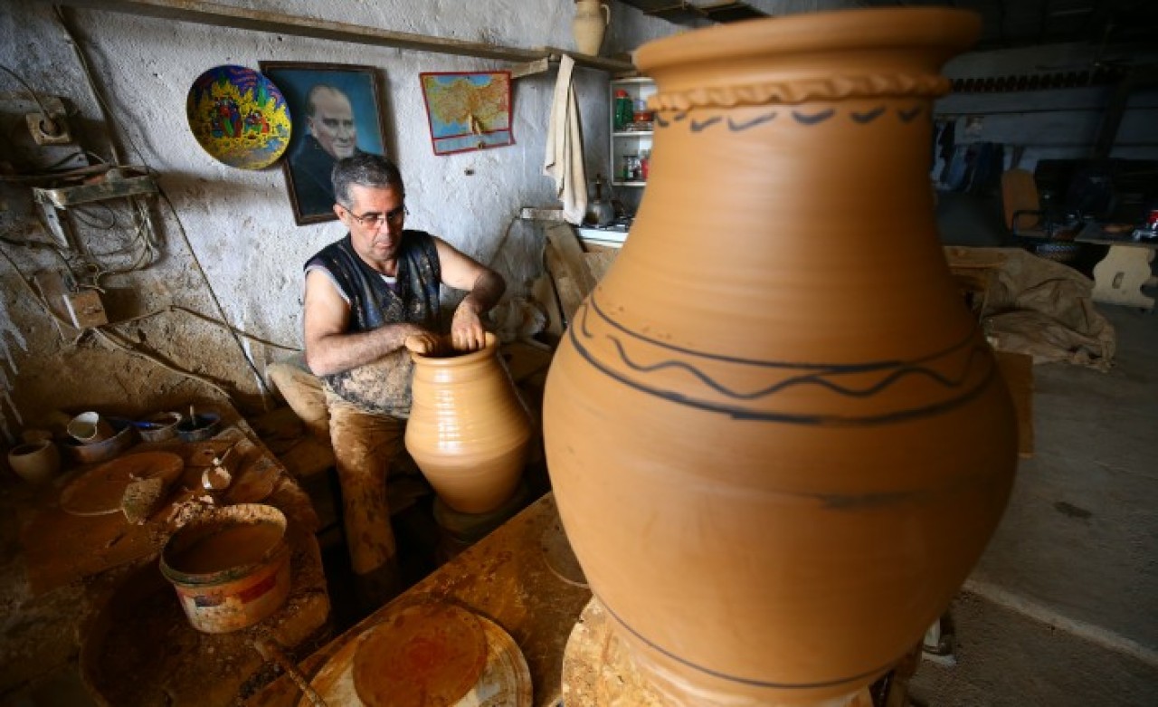 Mesleğini 40 yıldır sürdüren Avanoslu çanak ustası dekoratif küpler üretiyor
