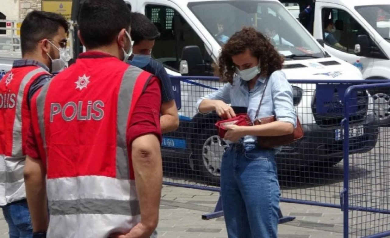 Polisten turiste ceza: Benim vatandaşım evde oturuyorsa sen de evinde oturacaksın