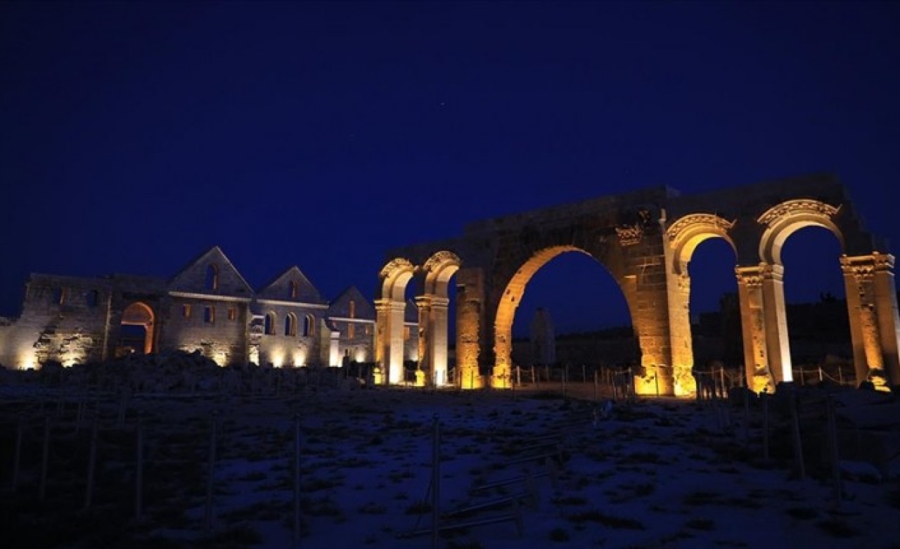 Şanlıurfa'daki turistik mekanlar özel ışıklandırmayla gece de görenleri cezbediyor
