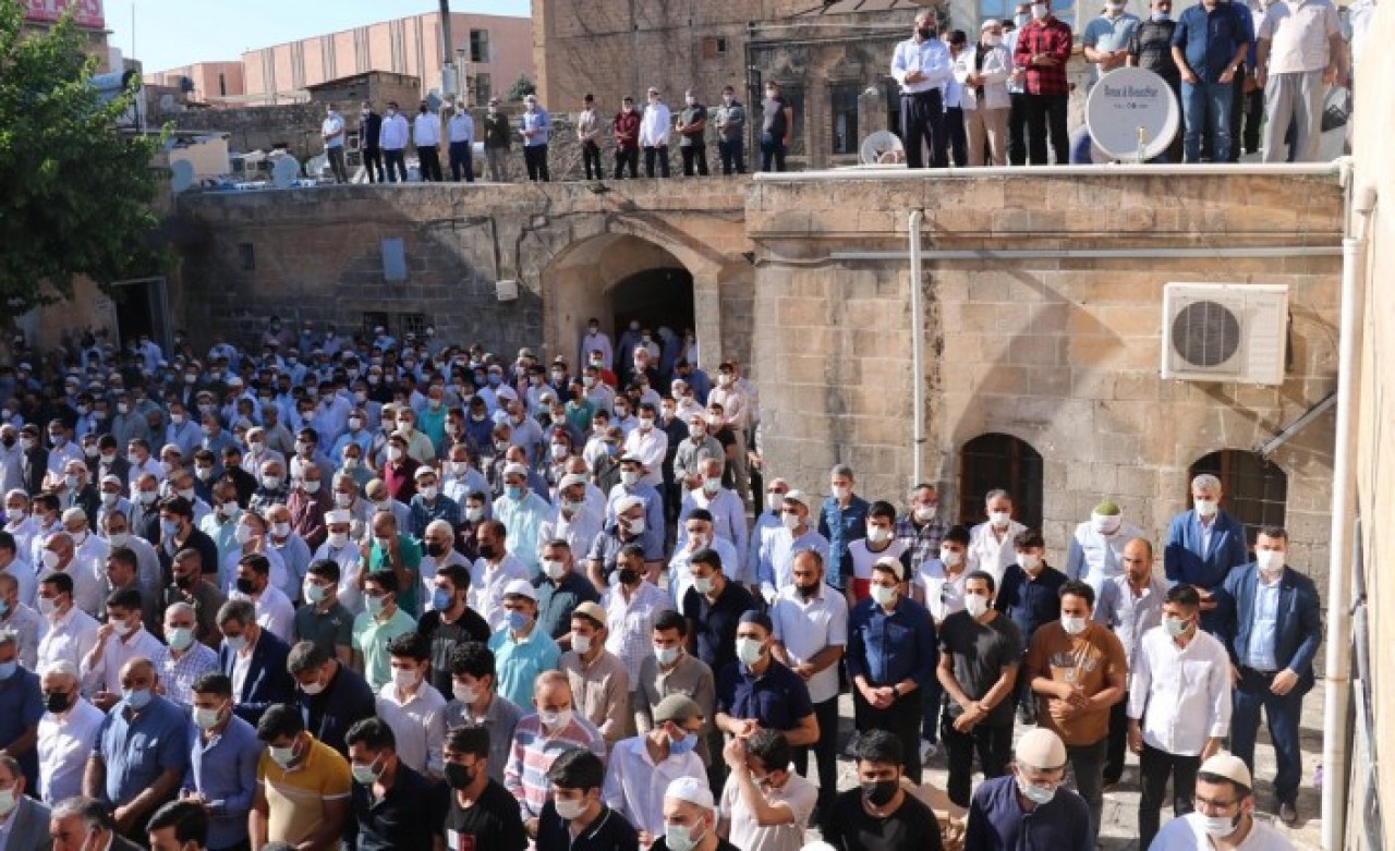 Şanlıurfa'da koronadan 82 yaşında ölen Mustafa Kılıç'ın cenazesine yüzlerce kişi katıldı