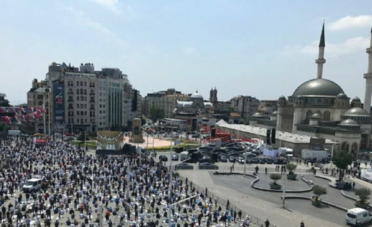 Taksim Camisi ibadete açıldı: Kalabalık alana sığmadı!