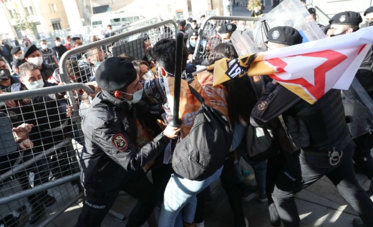 Taksim karıştı: Gözaltılar var