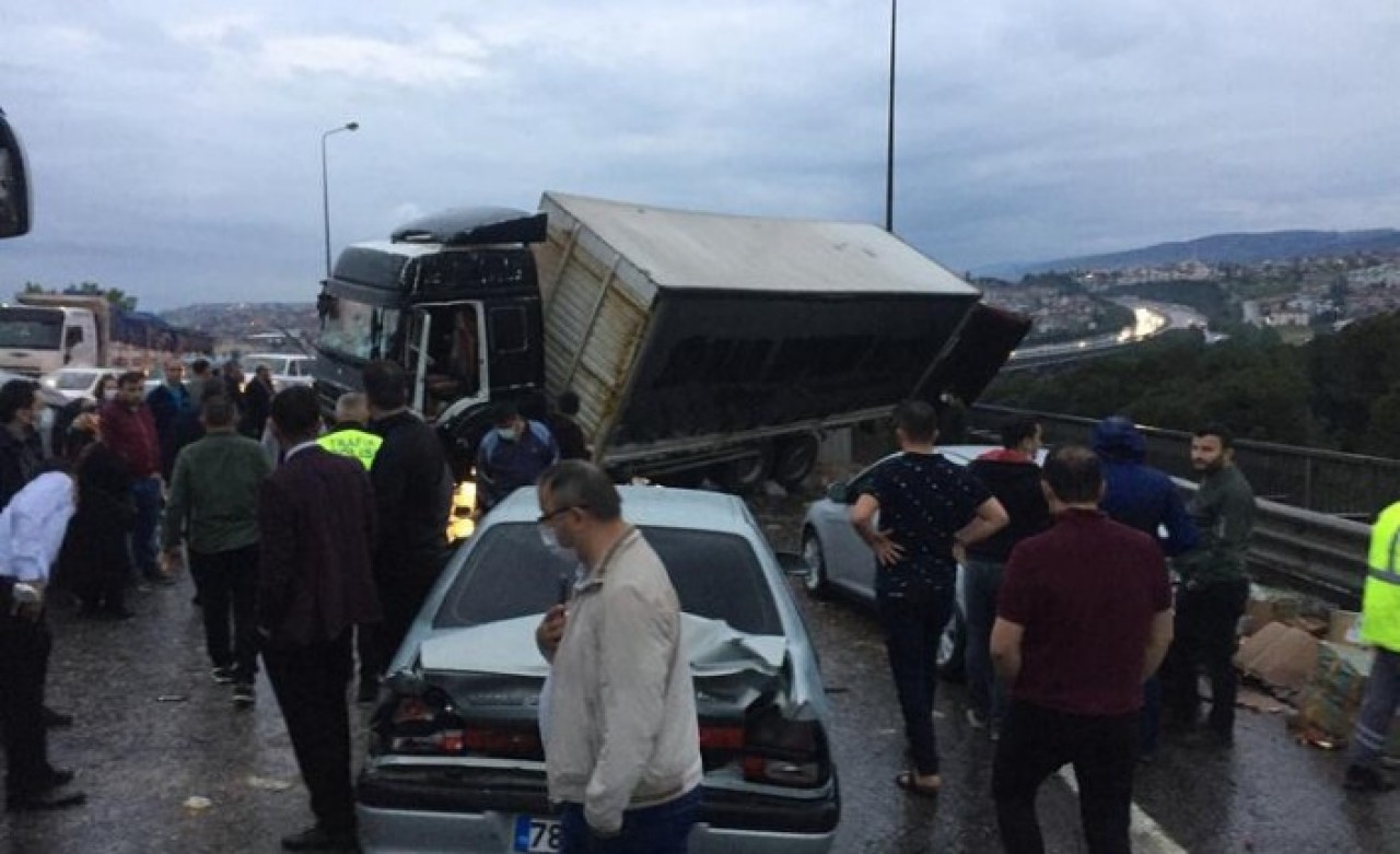 TEM Otoyolu'nda kaza: 20 araç birbirine girdi