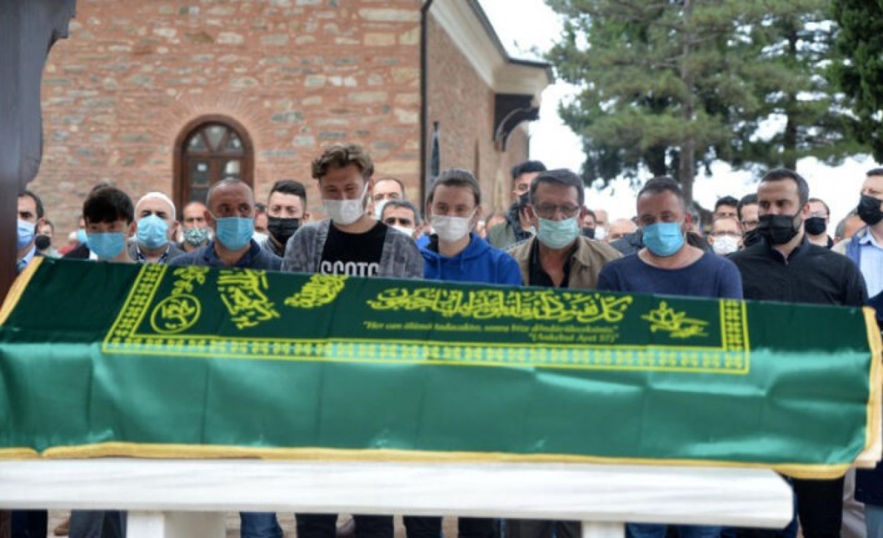 Ünlü spiker Fikret Engin son yolculuğuna uğurlandı: Gözyaşları sel oldu!