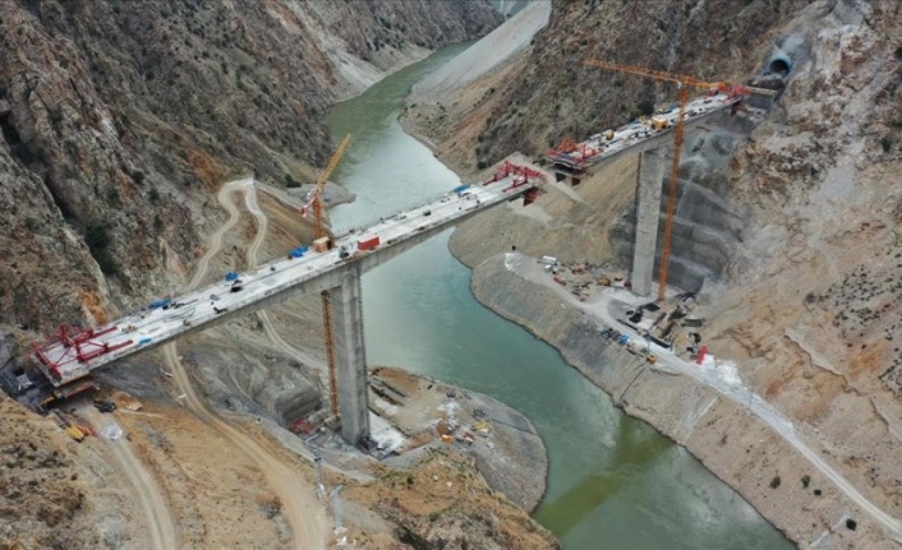 Yusufeli Barajı relokasyon yollarının yüzde 85'i tamamlandı