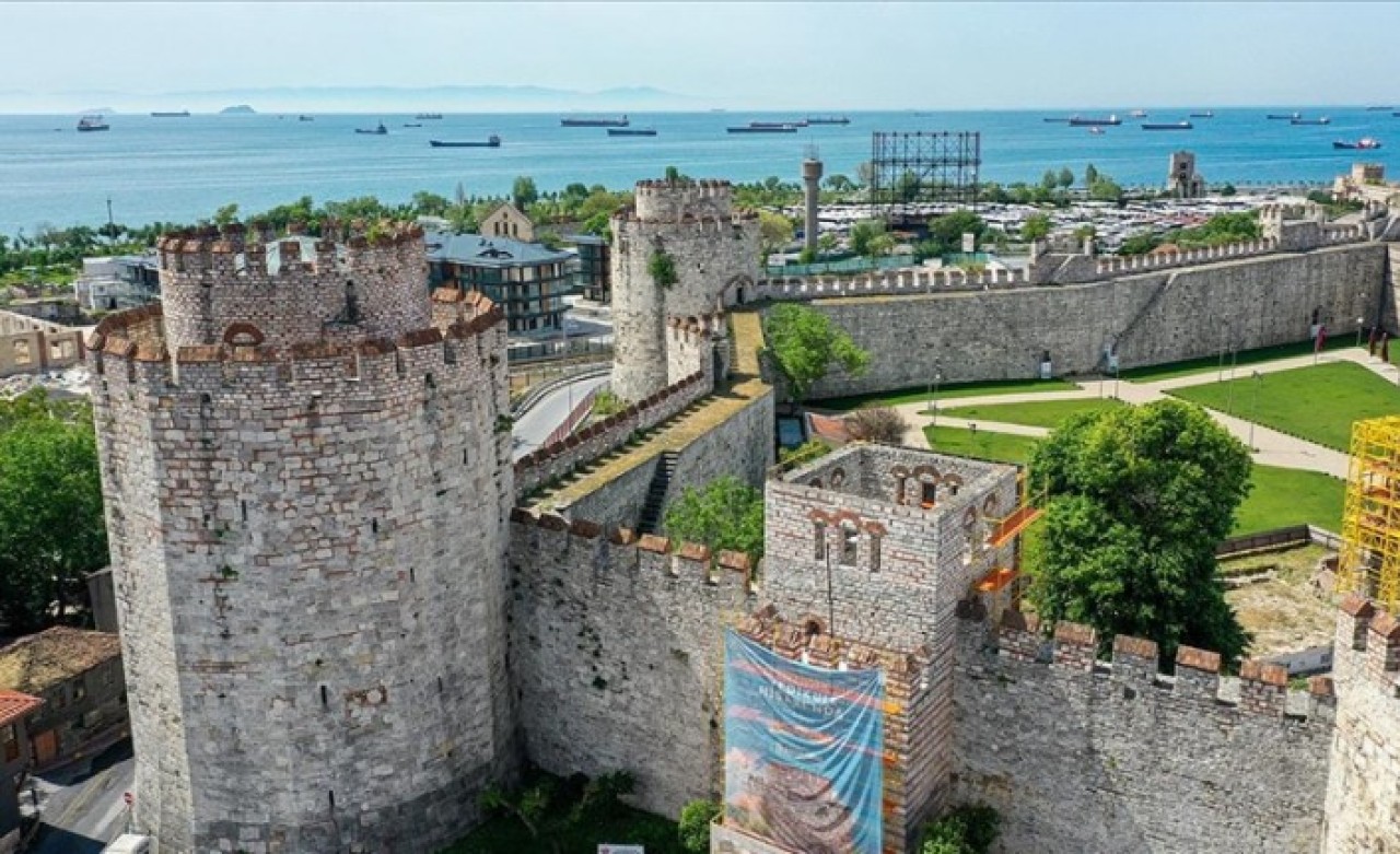 Zamana meydan okuyan Yedikule Hisarı'nda restorasyon çalışmaları sürüyor