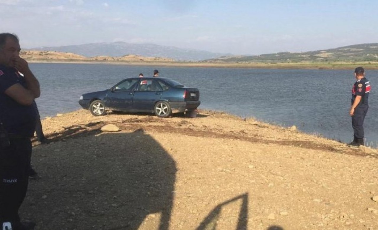 Alaşehir'de Halil Çetin'le gölete giren Serpil Dayan,  girdiği suda kayboldu!