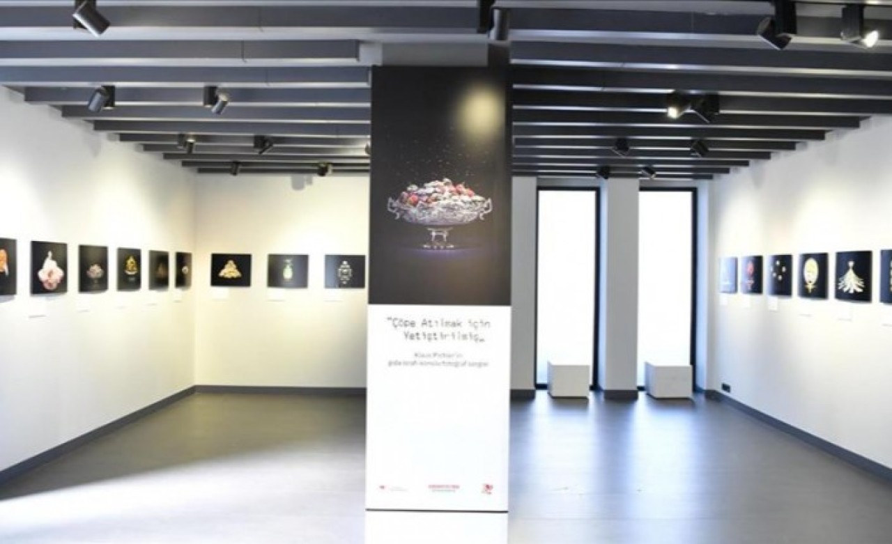 Çöpe atılmak için yetiştirilen gıdaların hikayesi KTSM'de sergileniyor