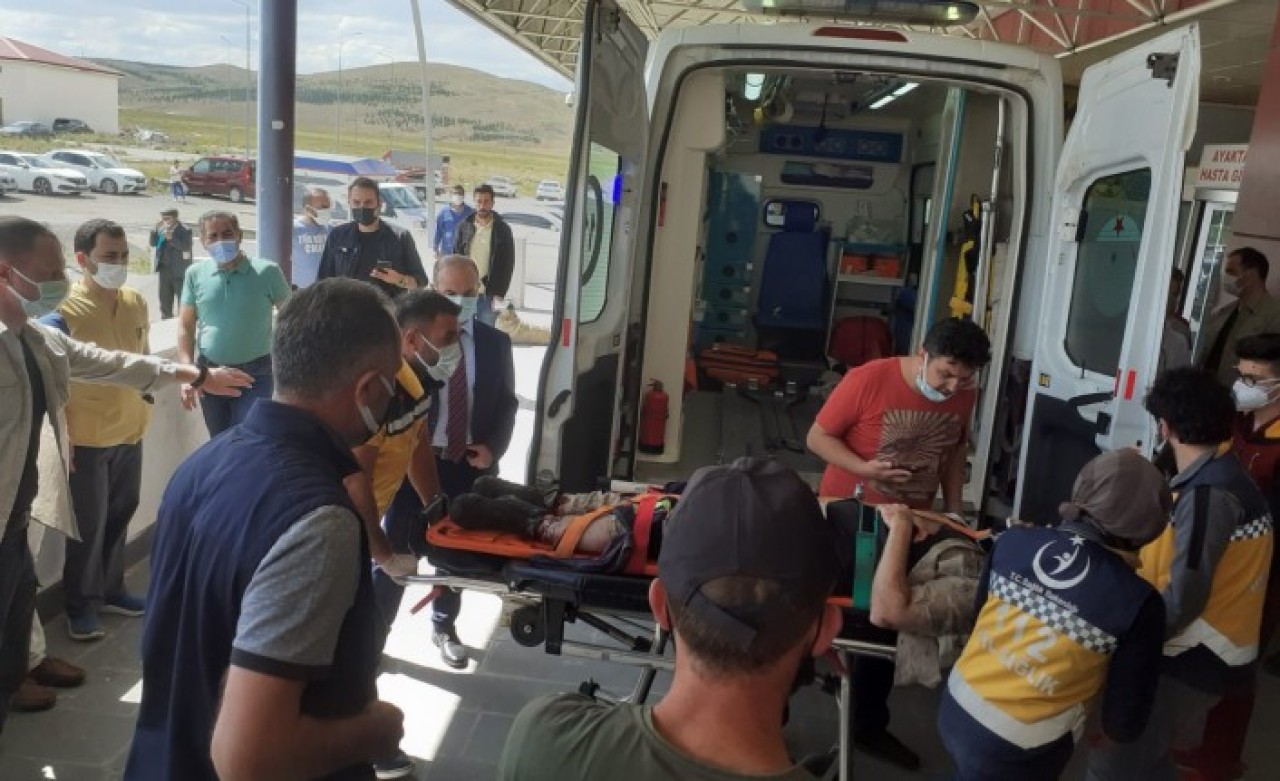 Kars'ta kaza: Avukat Metin Avunca,  Eyüp Bozyel,  Gülcan Bozyel öldü,  astsubay Egemen Öztürk şehit oldu