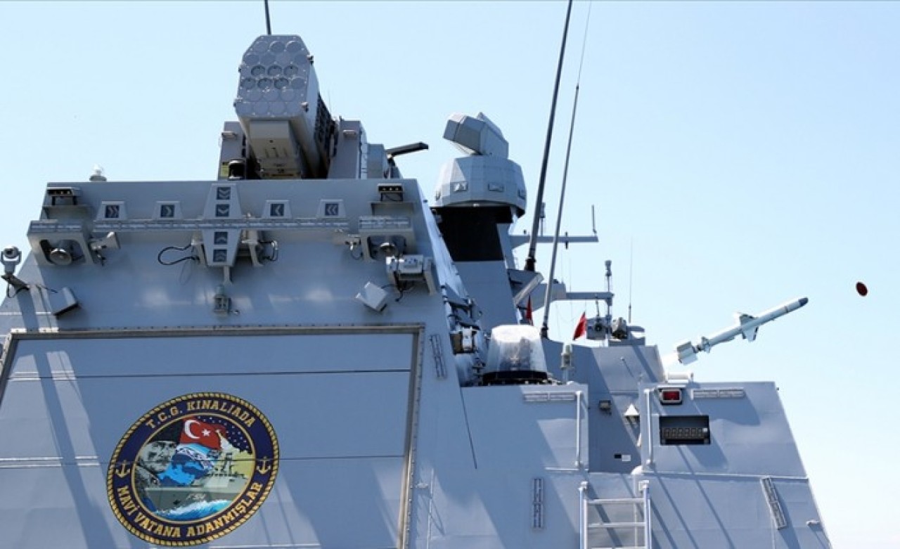 Milli gemiye içinde birçok mesajı barındıran özel amblem