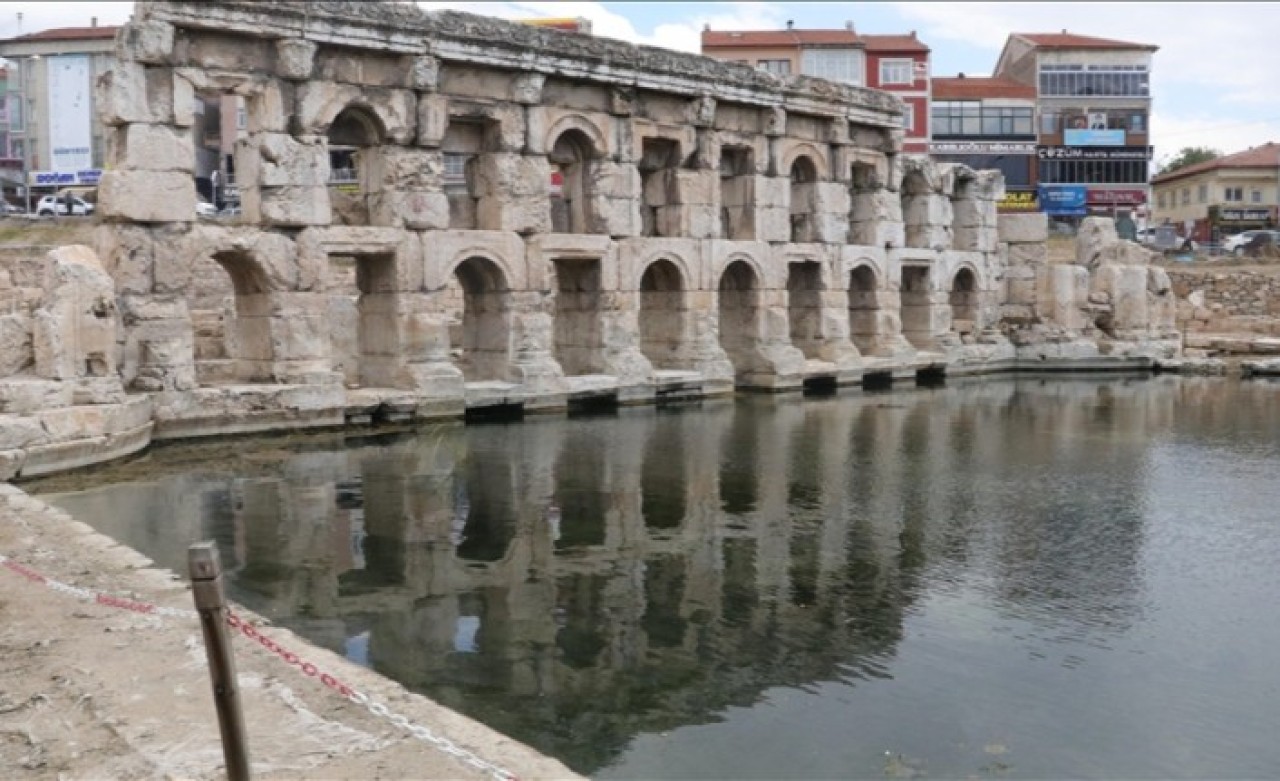 UNESCO Dünya Mirası,  içerisinde 2 bin yıldır sıcak su akan tarihi hamam