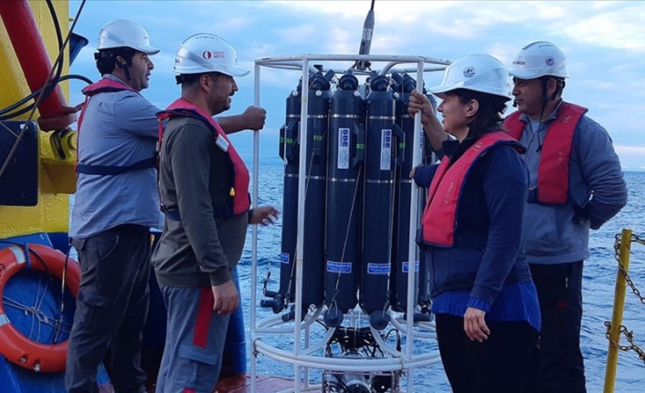 ODTÜ araştırma gemisi Bilim-2,  deniz salyalarını takip için Marmara Denizi'nde seyrüseferde