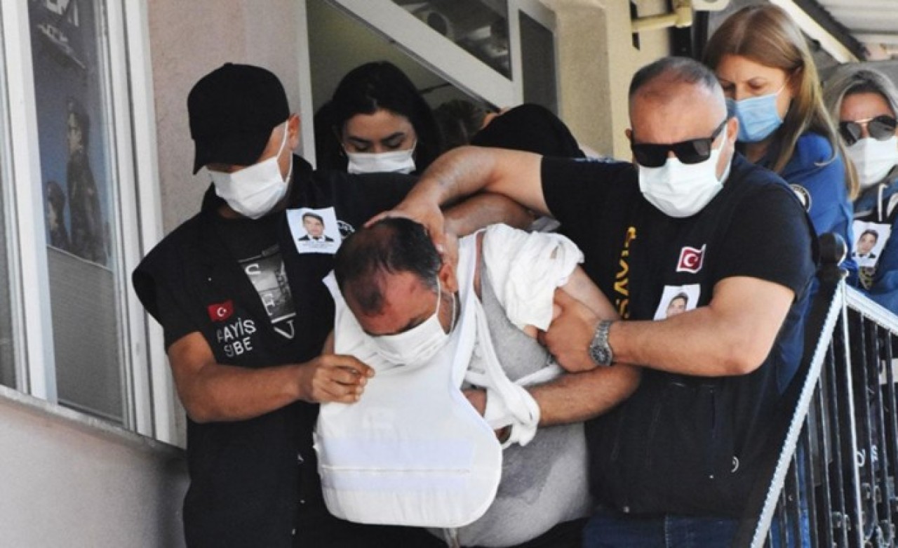 Şehit mesai arkadaşlarının fotoğrafını yakalarına taktılar