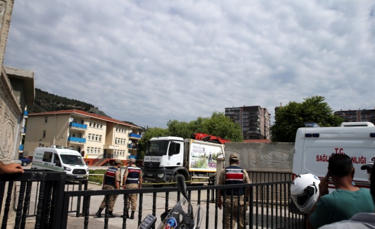 Tokat'ta çöp kamyonu çarptı: Emekli astsubay başçavuş Ahmet Özyakar öldü,  oğlu emekli albay Abdulkadir Mehmet Özyakar yaralandı