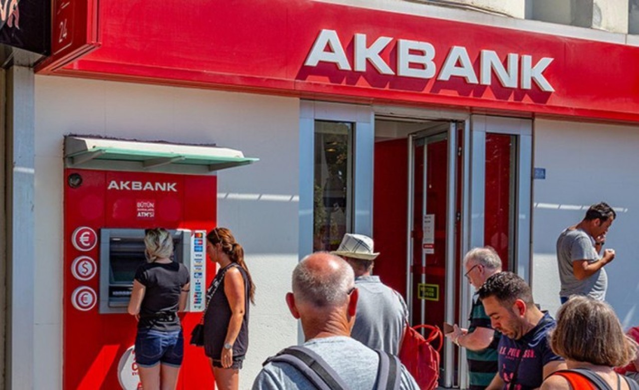 Akbank hesabına girmeye çalışan müşteriler,  öldüklerini öğrendi!