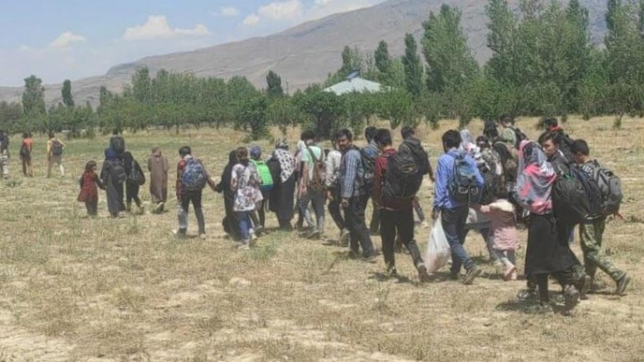 Akın durmuyor,  Afganistan'dan dalga dalga geliyorlar: Burası Van,  dağ taş Afgan!