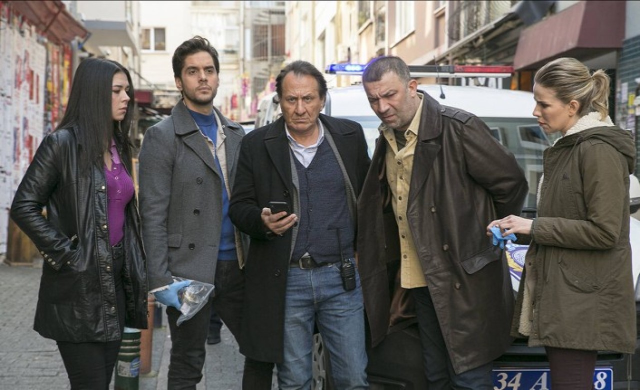 Arka Sokaklar'da yaprak dökümü: Başrol isim diziden ayrılıyor