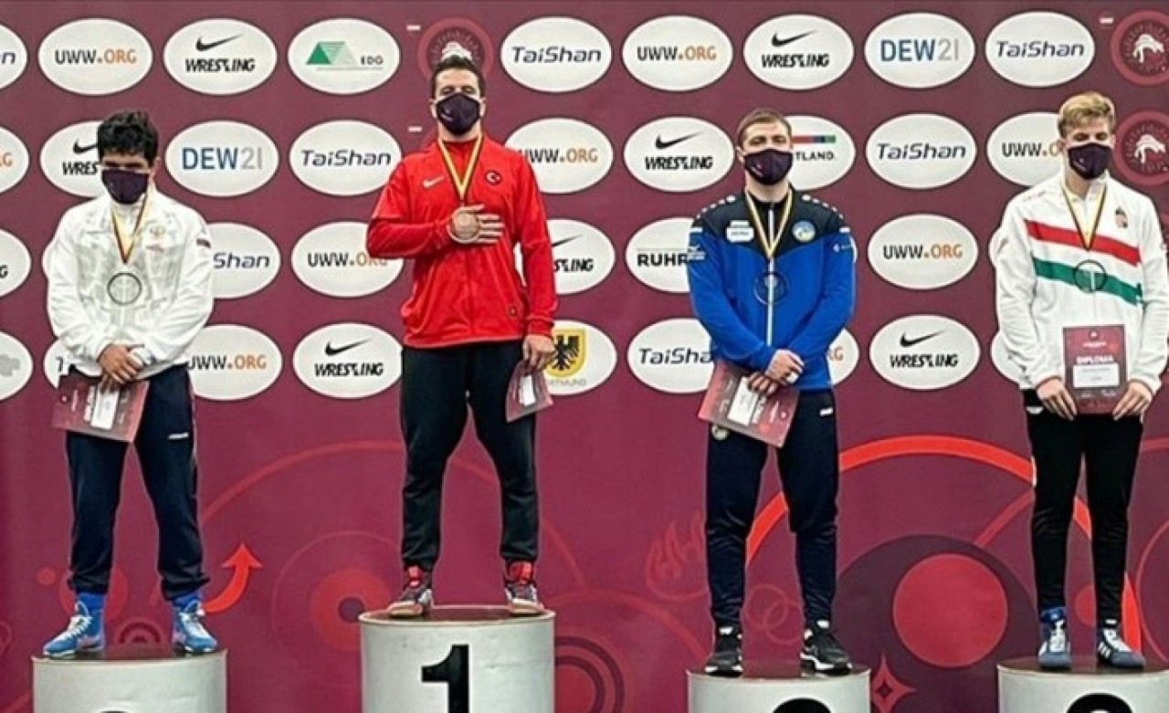 Avrupa Gençler Güreş Şampiyonası'nda Polat Polatçı altın madalya kazandı