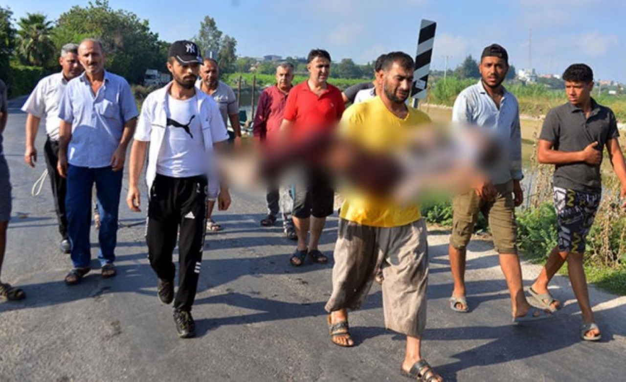 Çaresizliğin fotoğrafı: Oğlunun cansız bedenini gözyaşları içinde taşıdı