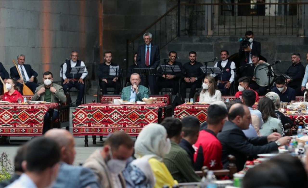 Cumhurbaşkanı Erdoğan Erzurum'da gençlerle buluştu