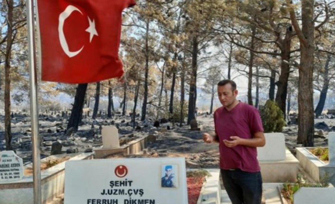Duygulandıran görüntü: Yangın mezarlığı küle döndürdü,  şehit kabri ve Türk bayrağı yanmadı..