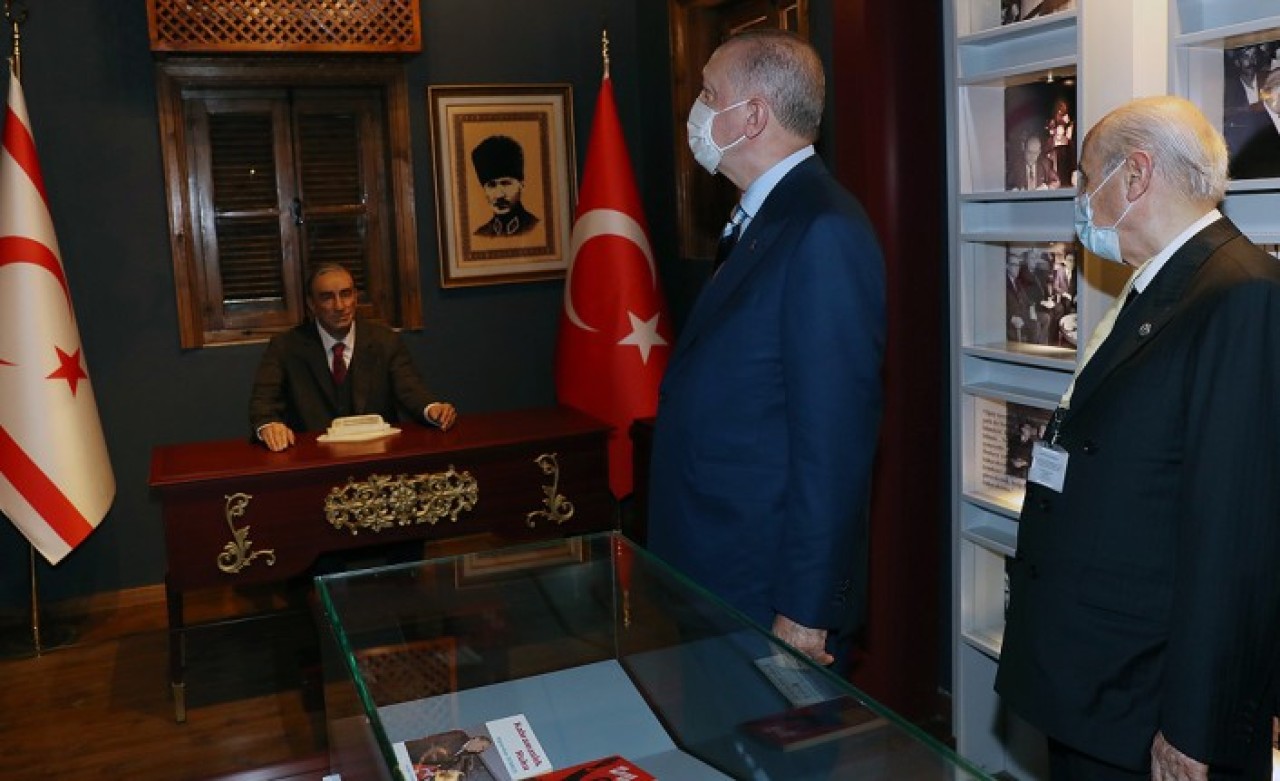 Erdoğan ve Bahçeli'den Lefkoşa'da Başbuğ Türkeş'in doğduğu eve ziyaret