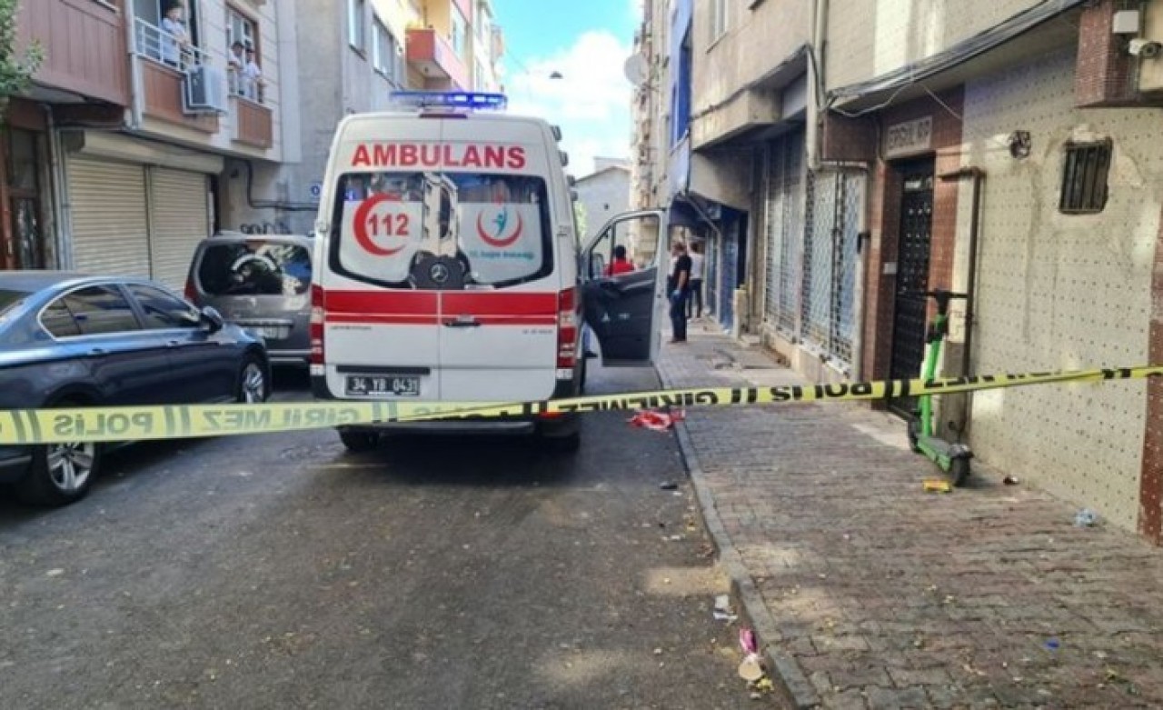 Esenler'de baba vahşeti! Kızı Zeynep'i öldürdü,  kendi bileklerini kesti,  evi yaktı