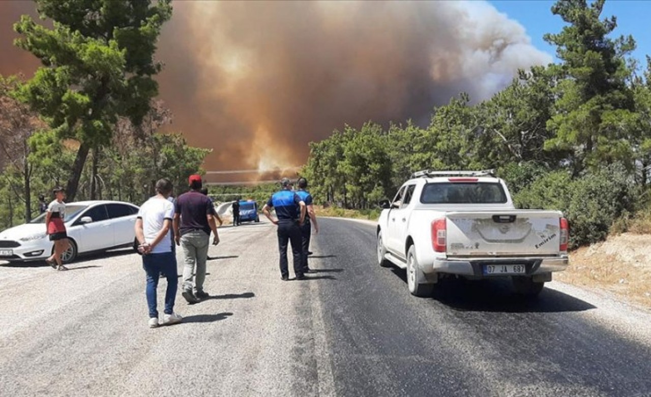 Görüntüler korkunç: Manavgat yanıyor,  evlere de sıçradı. 5 mahalle boşaltıldı