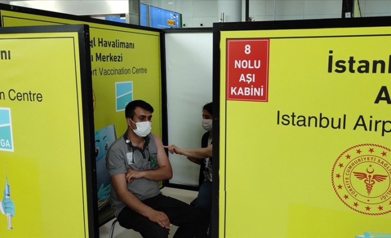 İstanbul Havalimanı'nda Türk yolculara Kovid-19 aşısı yapılmaya devam ediyor