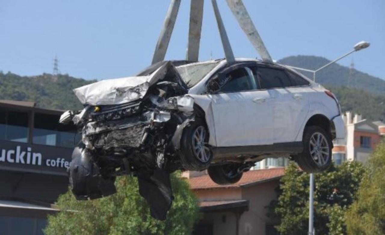 İzmir'de metro inşaatına düşen otomobilin sürücüsü Pınar Kalkan öldü
