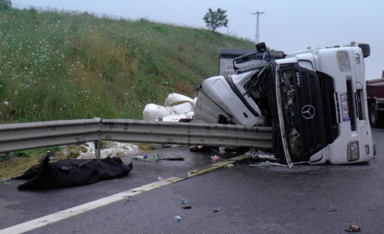 Kuzey Marmara Otoyolu’nda TIR devrildi: Hakkı Barutçu ve İlhami Bayrak öldü