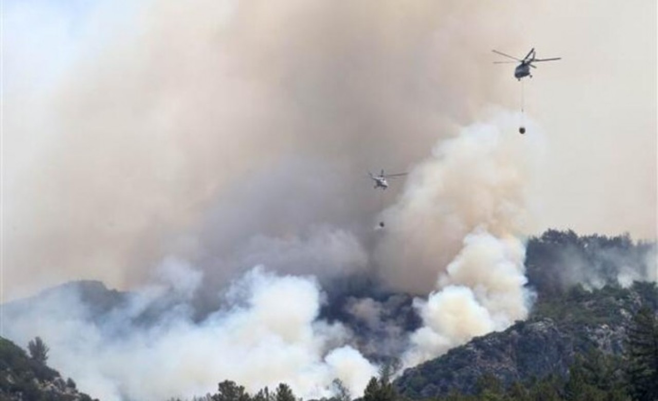 Marmaris'te alevler tekrar yükseldi: Hisarönü tehlikede,  karayolu ulaşıma kapatıldı