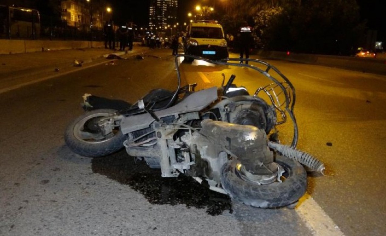 Samsun'da Barış Çakır,  hem polise,  hem motosiklete çarptı: Murat Uzan ve Berkay Kurt öldü. Polis Emre Altunsoy yaralı